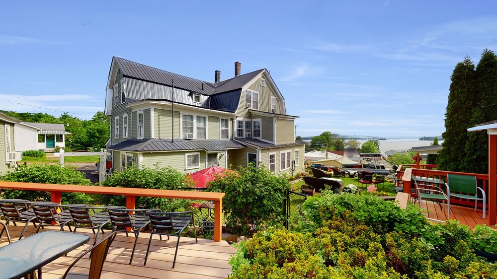 Lakeview House & Cottages
