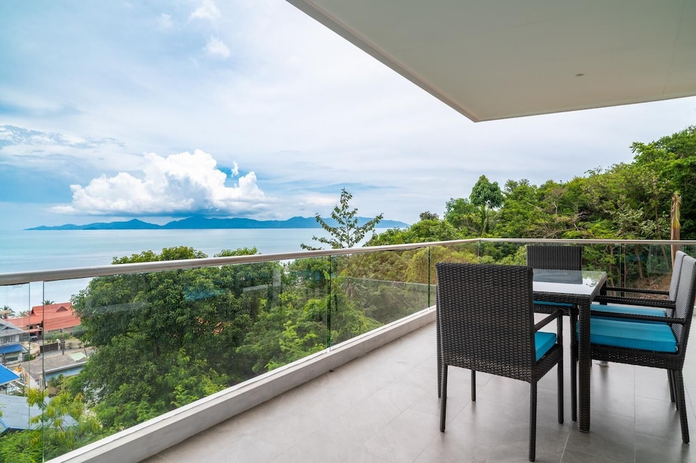 Sea View 2Bed Apt Walk to Beach KBR35
