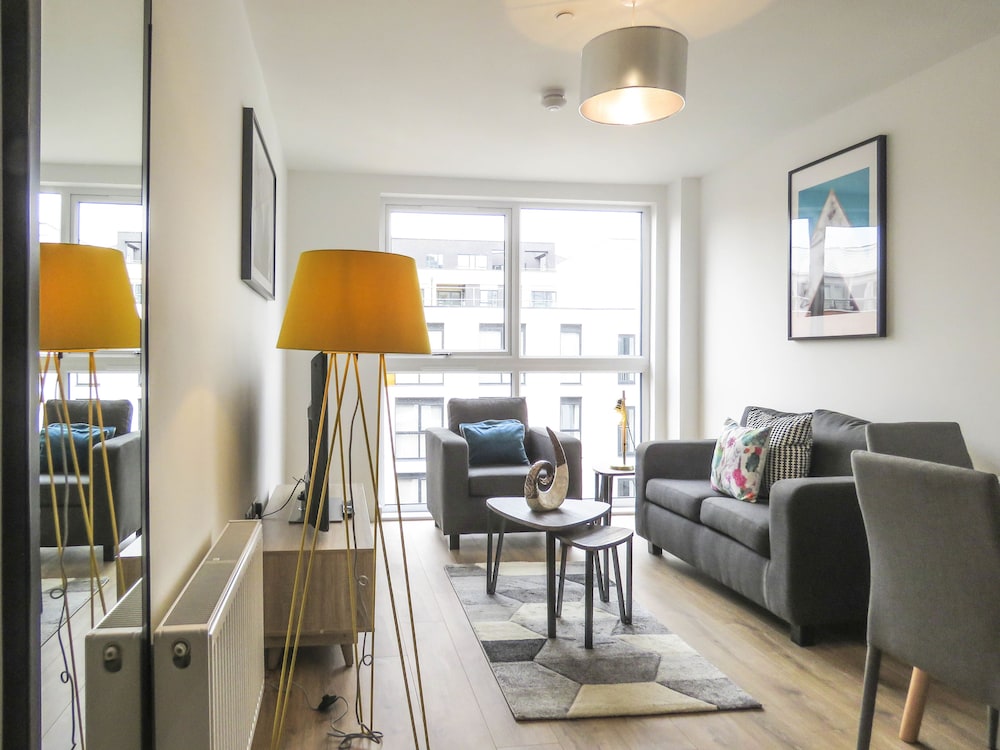 Tudors eSuites Birmingham Canalside Apartments view 5