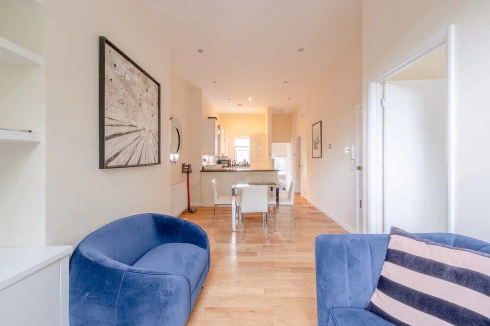 Lovely 2 Bedroom Apartment With Great Transport Links