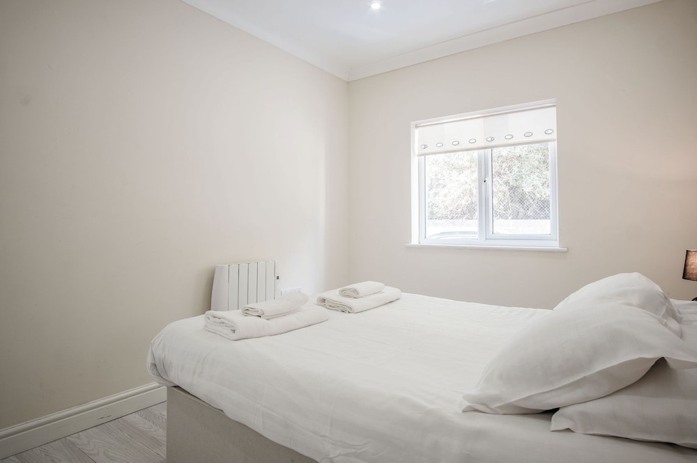 Dunes End - 2 Bedroom Apartment - Pendine view 4