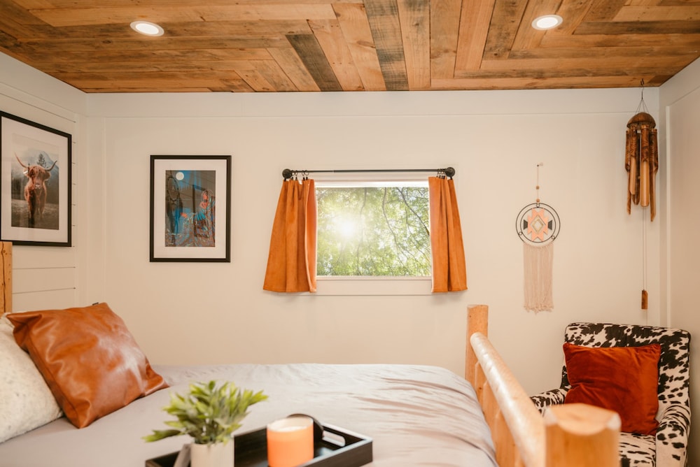 Cowboy Bunkhouse hot tub Lake Farm Nature