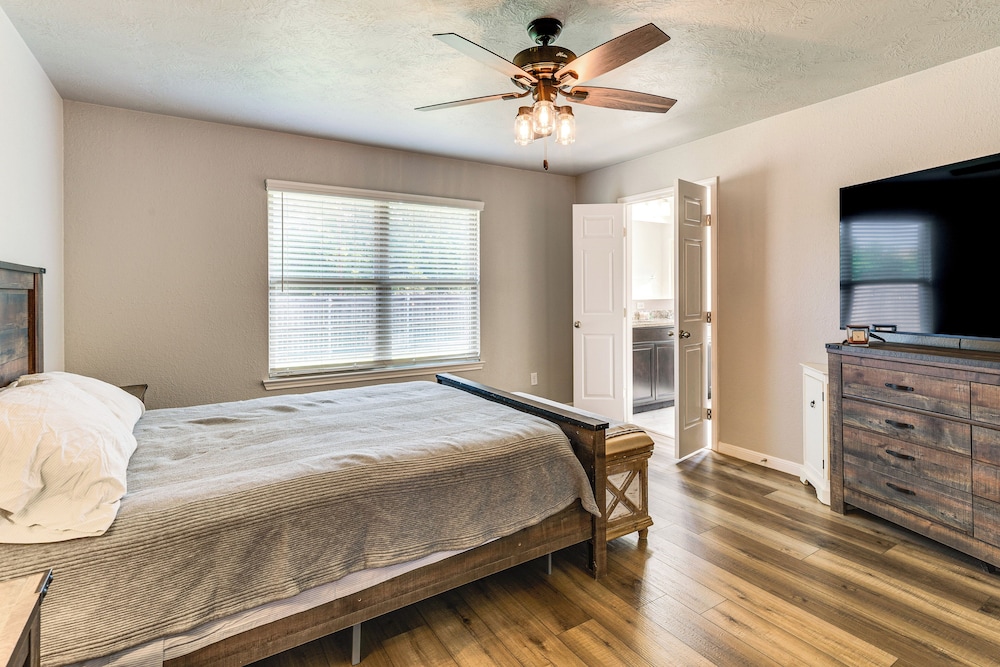 9 Mi to College Station: Dog-friendly Home w/ Yard