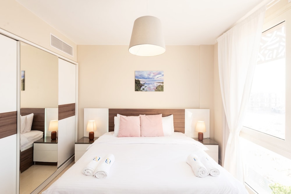 Xuru Stays I Exotic 1bdr w/ Outdoor Terrace Pool & Beach Access