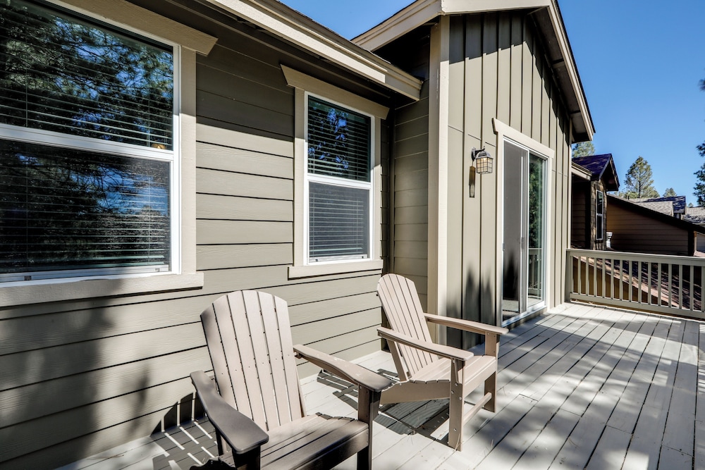 Tasteful Flagstaff Townhome w/ 2 Furnished Decks