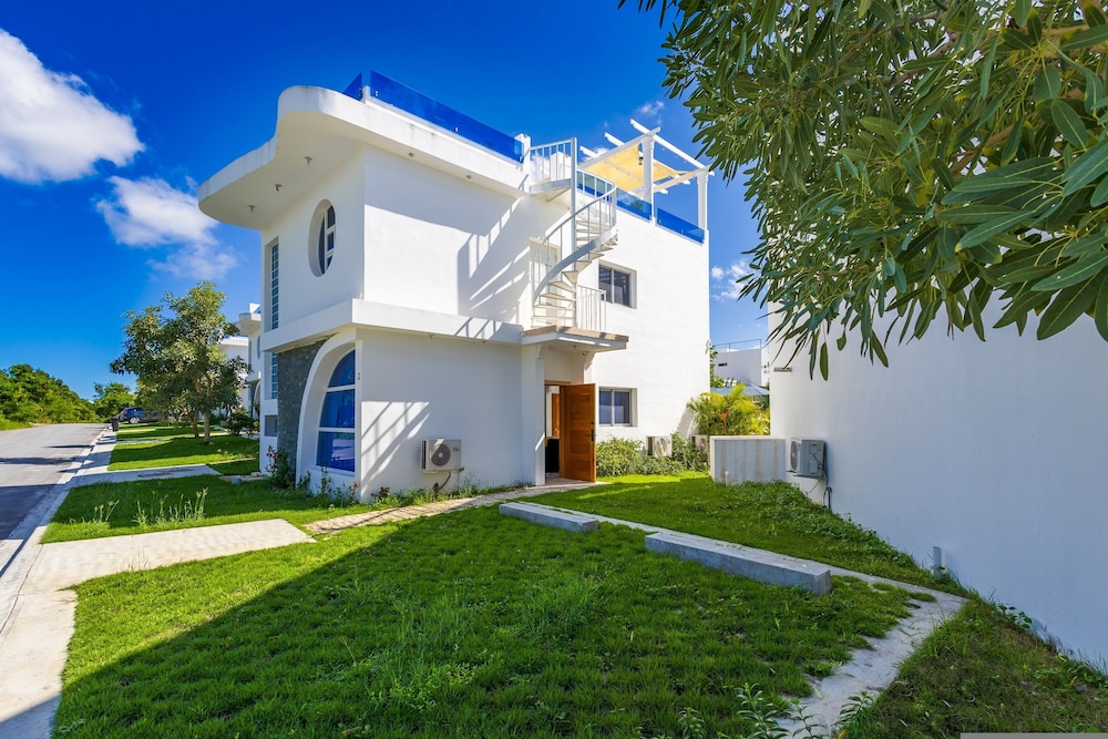New Modern 2-lvl Punta Cana Villa in Gated Community With Private Pool Rooftop Jacuzzi