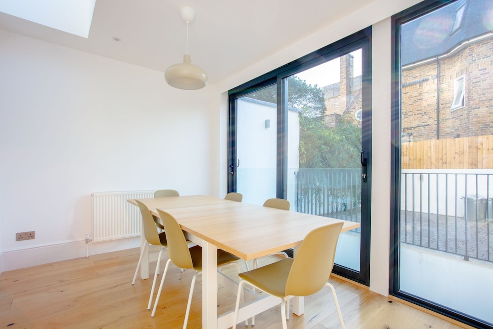 Newly Refurbished Modern 3 Bedroom Apartment in Affluent Fulham
