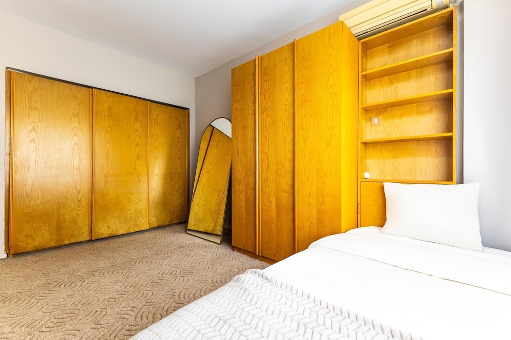Chic Spacious Flat w Balcony 5 min to Moda Coast