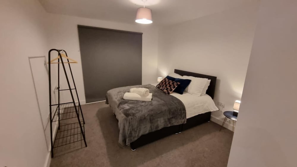 Balcony View Apartment- Sleeps 5 & Private Parking