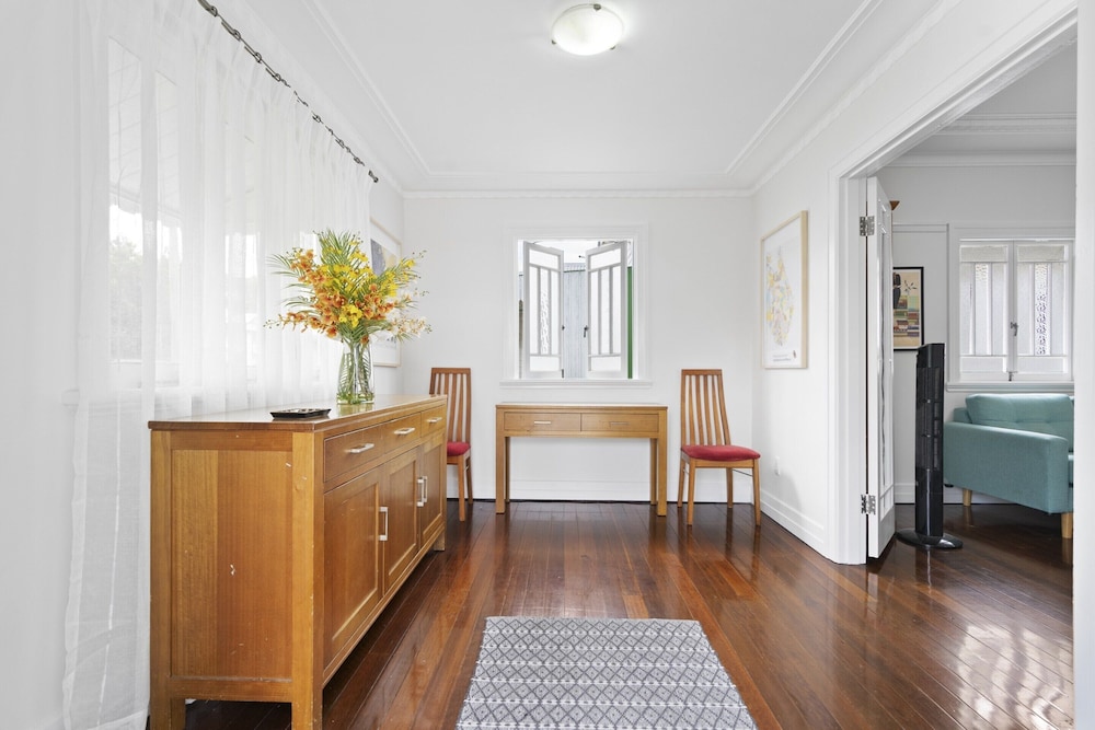 Spacious Family Home With Garden in Quiet Suburb