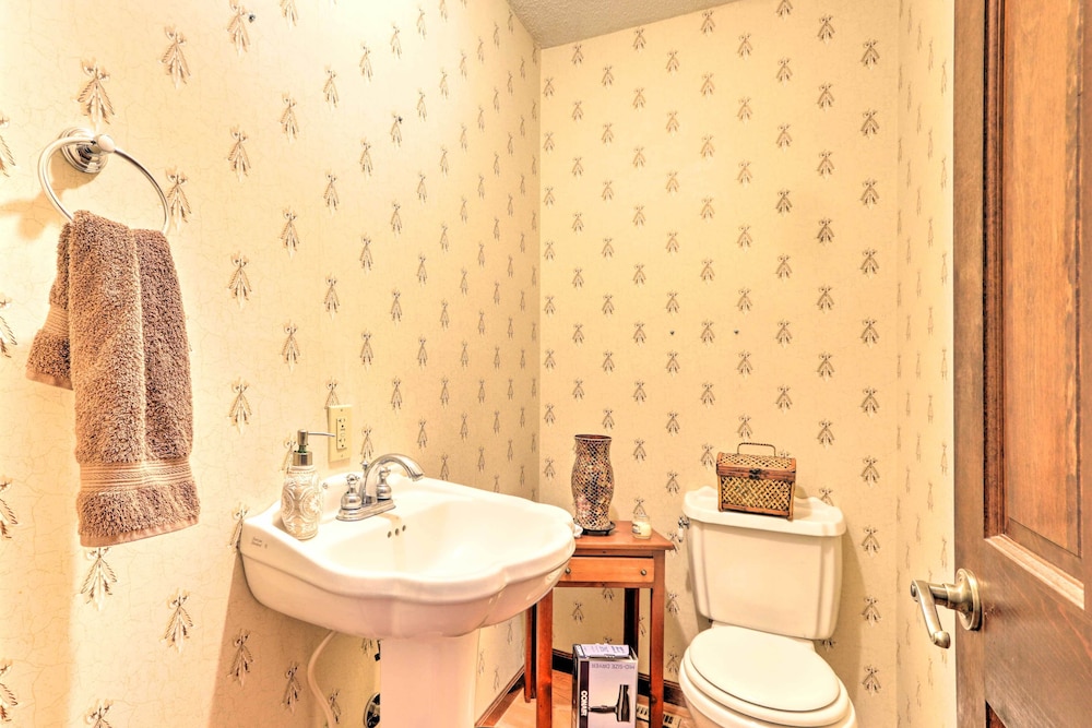 Spacious Home w/ Pond 13 Mi to Columbia! - Property Image 10