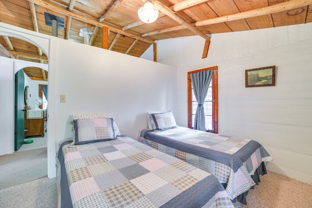 Steps to Beach: Lake Cabin Retreat in Levering!
