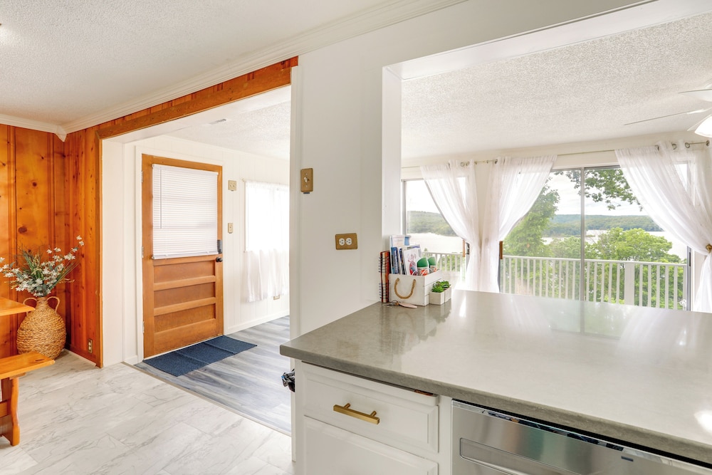 Norfork Lake Views: Home w/ Deck in Henderson