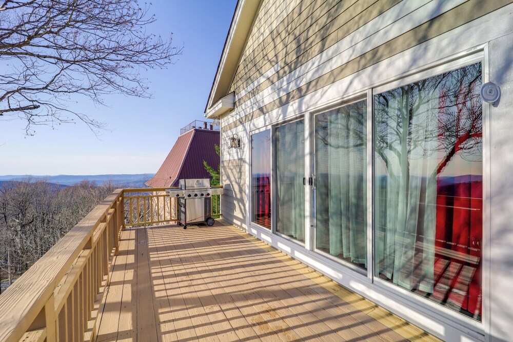 3 Mi Beech Mtn Resort: Cozy Studio w/ Deck & View!