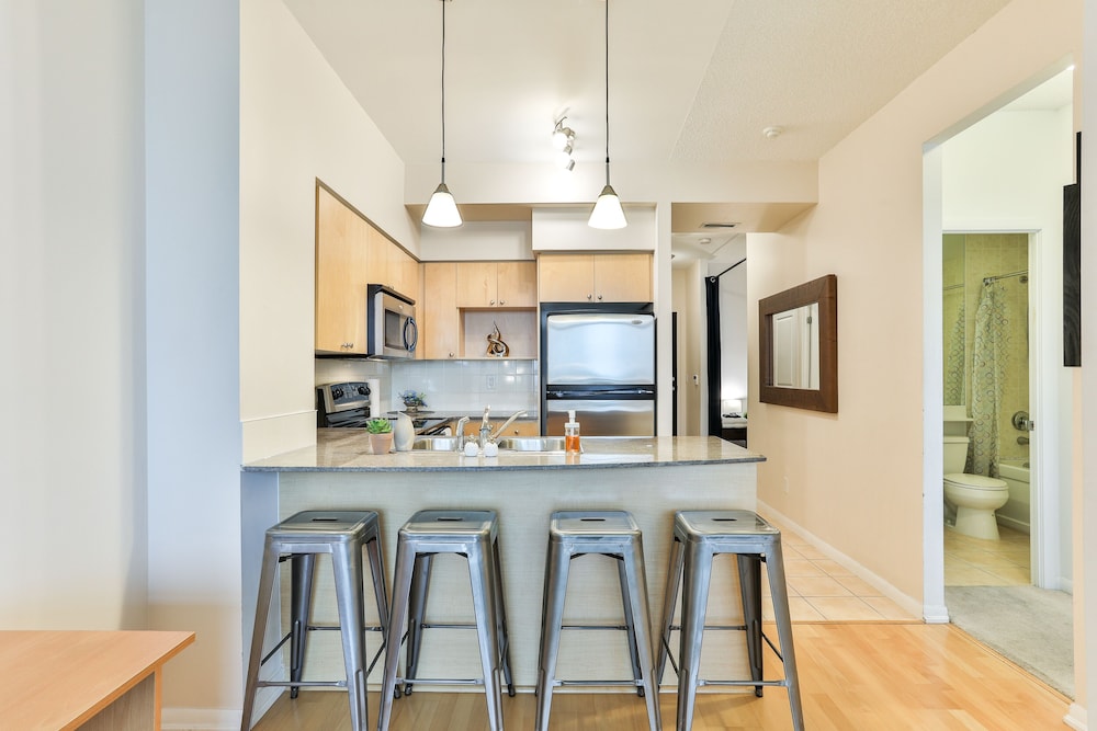 Vibrant Urban Condo 2Bed 2Bath