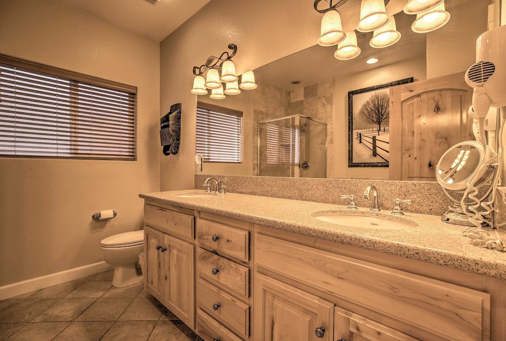 Mammoth Lakes Townhome - 10-min Walk to Village!