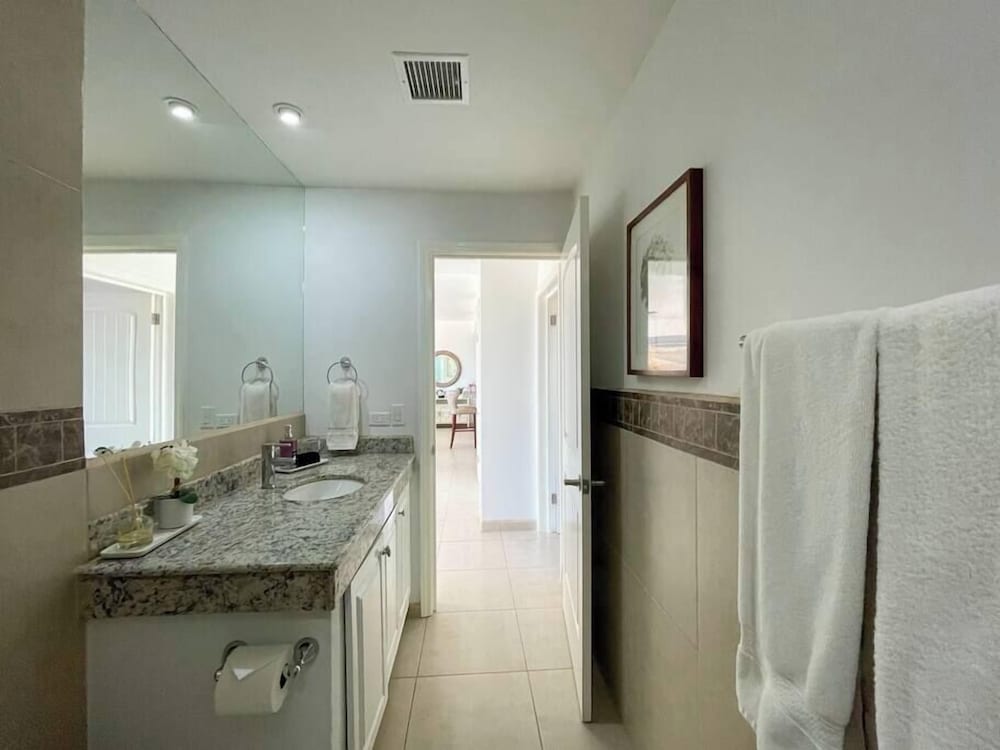 Modern Ocean View Condo With Pools Gym