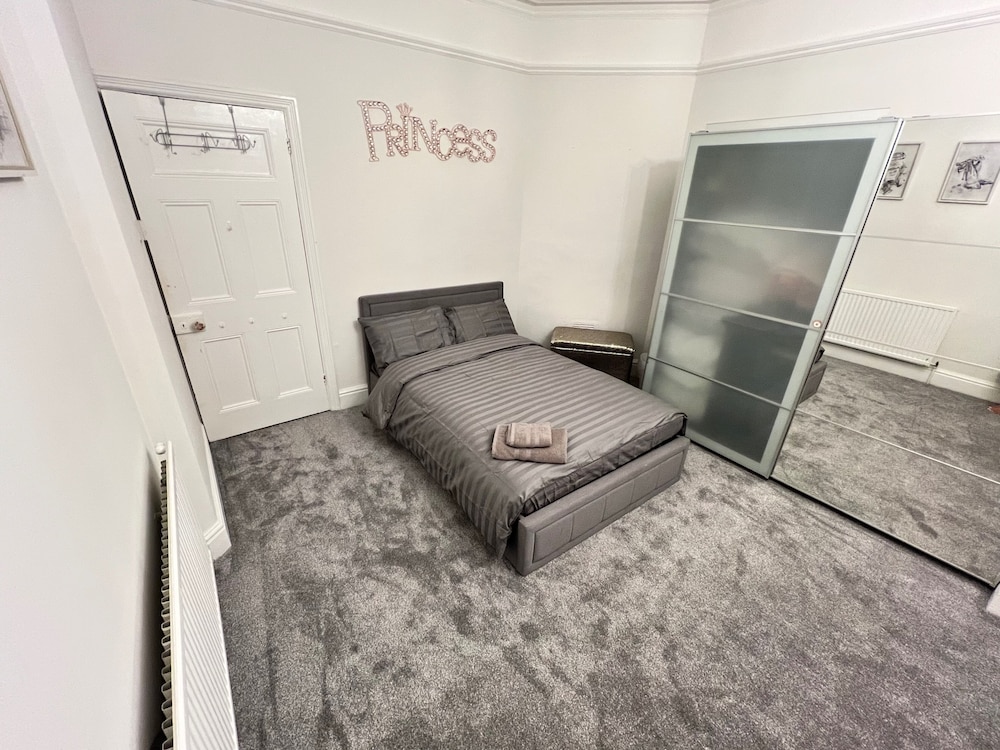 Hottub-garden-parking-sleeps10-10mintotown