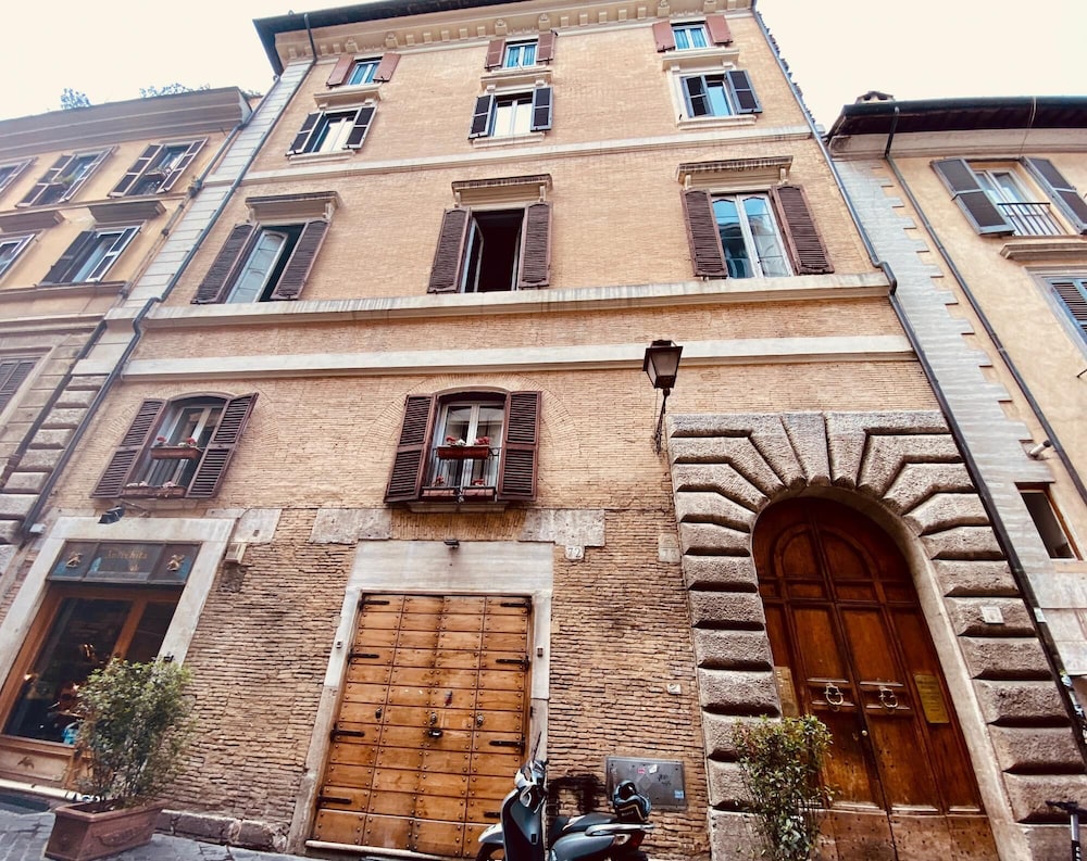 A Prince in Rome Elegant Navona Terrace Apartment