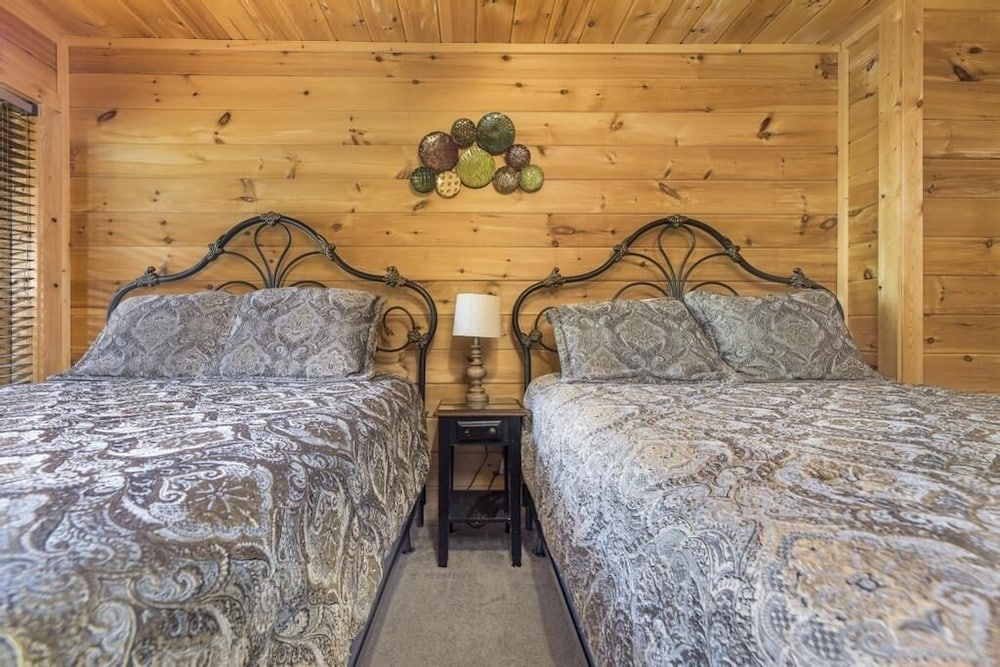 Soaring Spirit - 5 Bedrooms, 5 Baths, Sleeps 18 Home by RedAwning