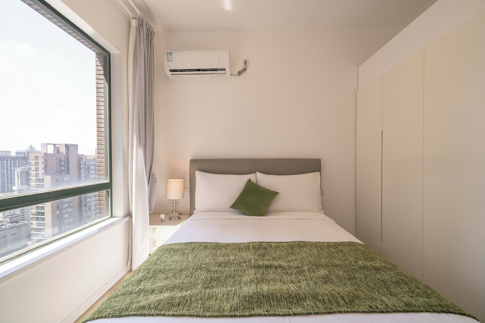 Tyms Elegant 4BR 2BA Apt in Xujiahui