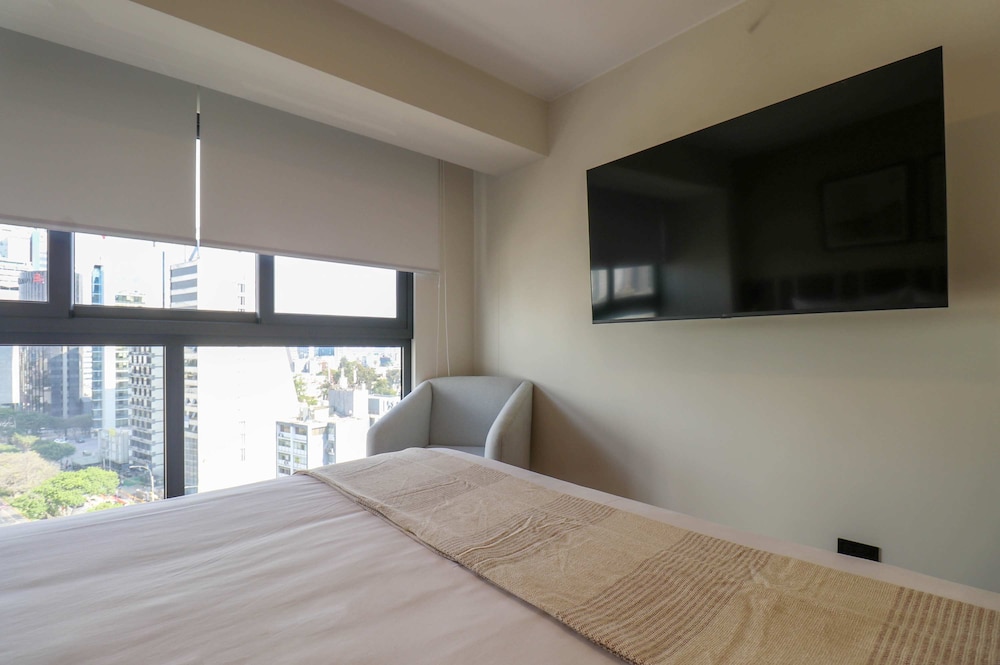 w Elegant 2BR With Balcony in San Isidro