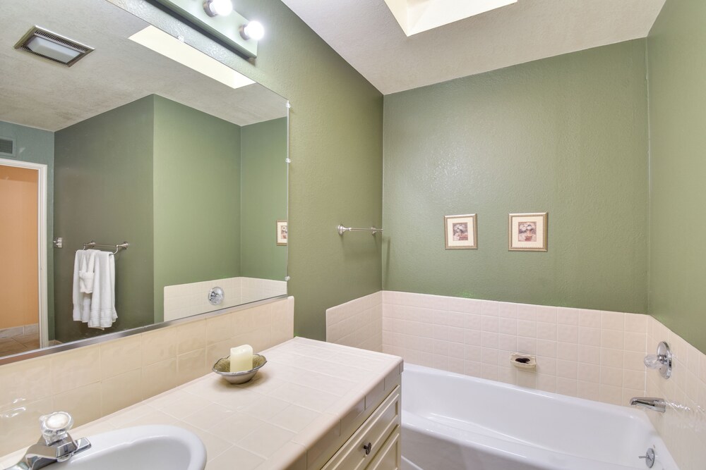 8 Mi to Dtwn: Spacious Home w/ Fire Pit in Fresno!