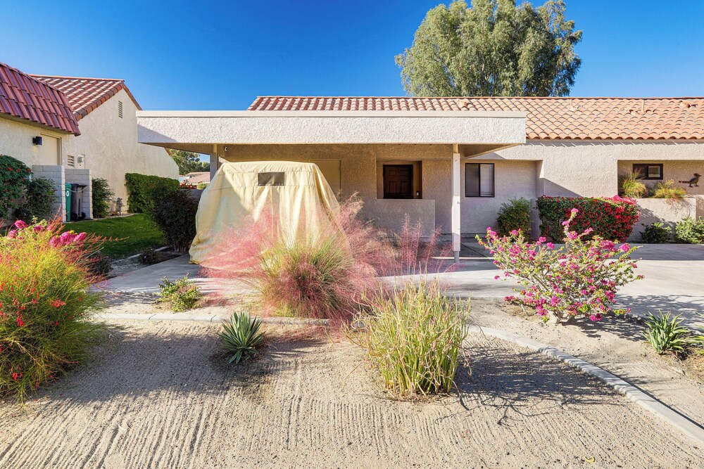 Golf Course On-site: Peaceful Condo in Palm Desert