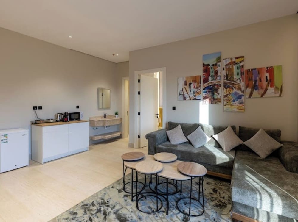Modern Studio & Shared Garden in Prime Location