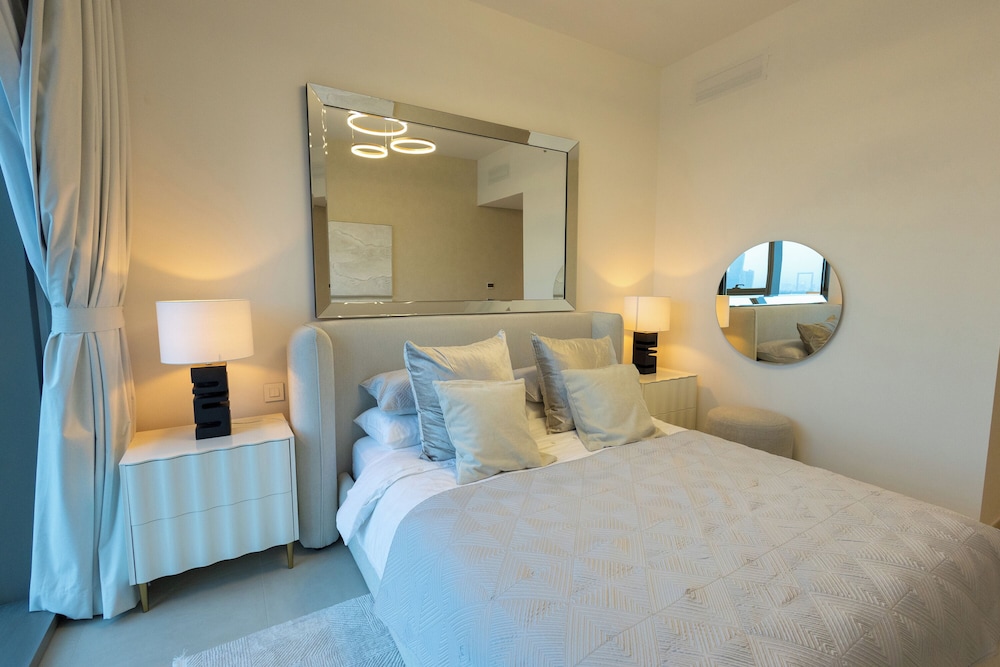 Maison Privee - Elegant Urban Stay Just Steps from Burj Khalifa