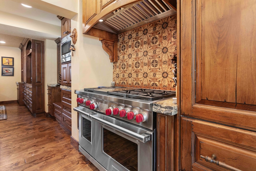 1617 - Six Bedroom plus Den Lakeside 6 Condo