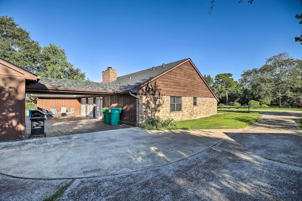 Spacious Seabrook Home w/ Patio: 1 Mi to Beach! view 4