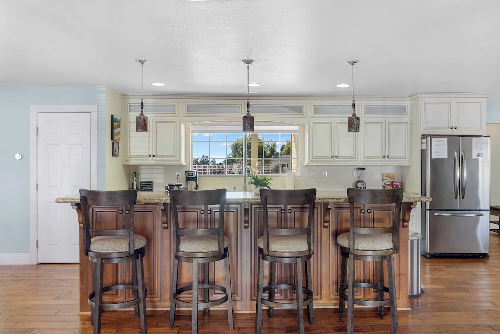 Wine Country Retreat Gorgeous Views, Minutes to Wineries