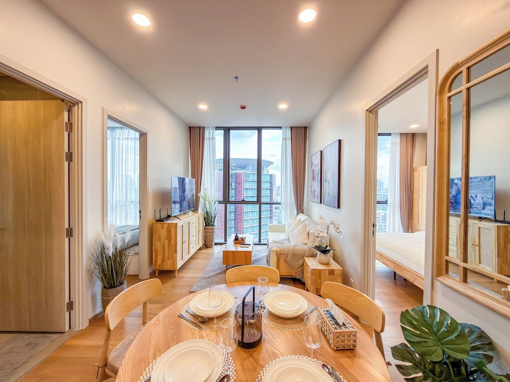 Luxury Downtown Bangkok 2BR 2BA · Sky Pool Gym · 5min Walk to Siam Paragon