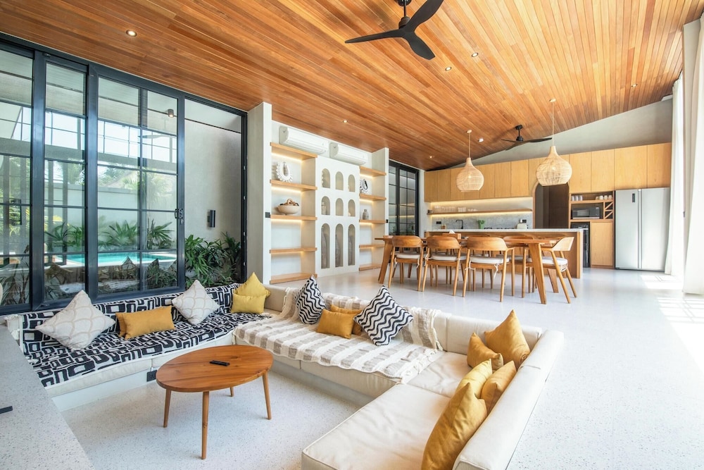 Stylish 5BR Boho Hideaway, 5 Minutes Bingin Beach