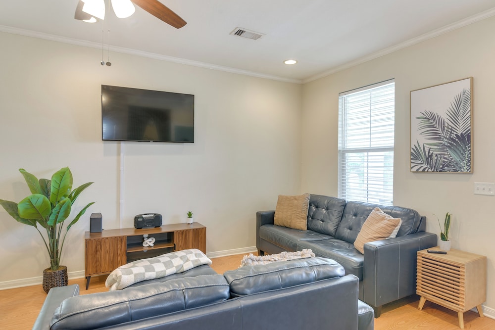 1/2 Mi to Galveston Beach Seawall: Retreat w/ Pool