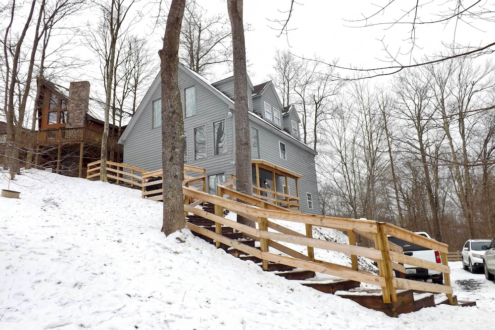 Ski-in/ski-out Ghent Cabin w/ Mountain Views!