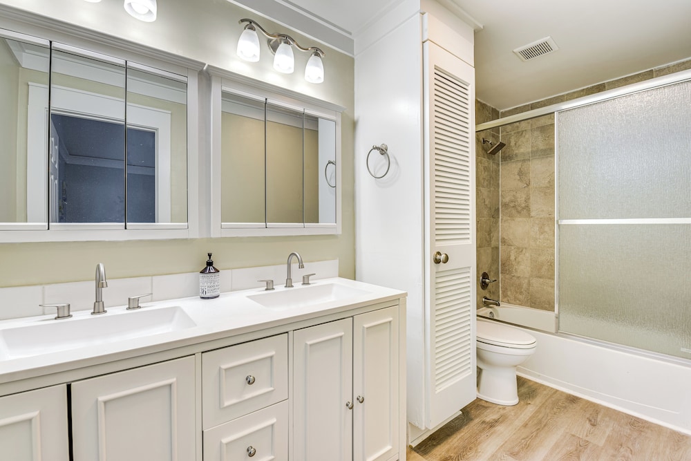 Walk to Choctawhatchee Bay: Santa Rosa Beach Home!