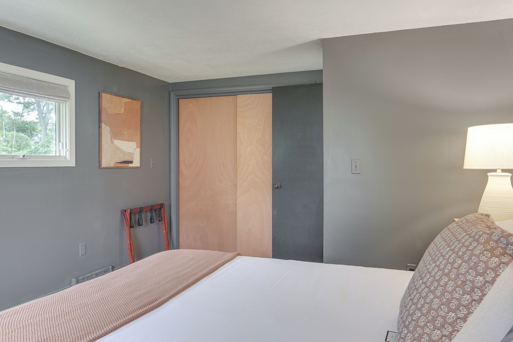 < 1 Mi to Lake Erie: Home w/ Hot Tub & Game Room!