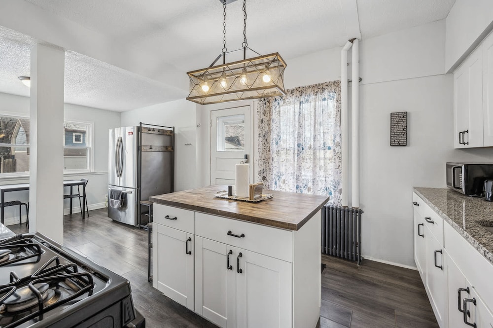 4BR 2BA Home in Charming St Paul - Sleeps 10