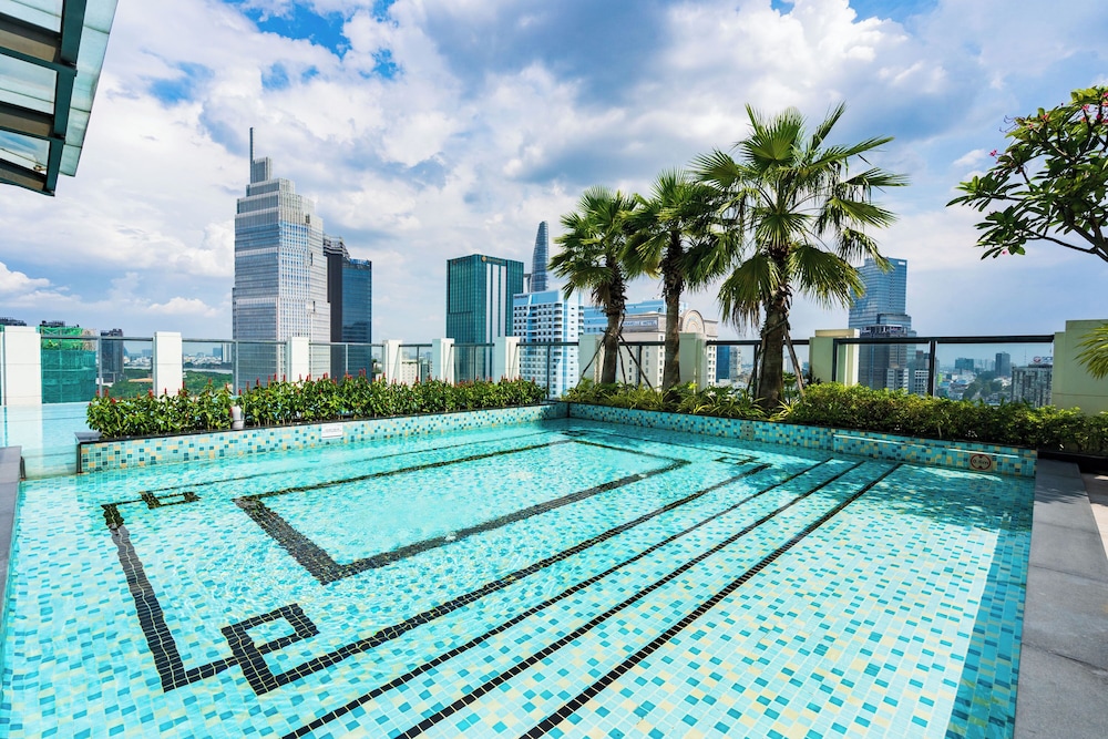 The Rixx Madison Tower With Pool and Gym