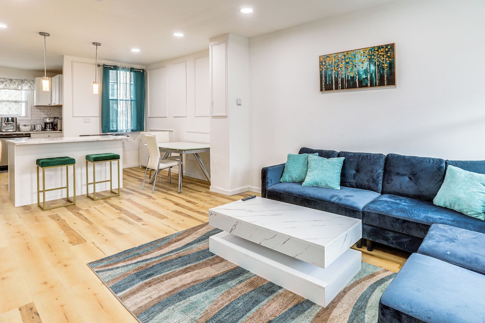 6 Mi to Eagles Games: Stylish Philly Townhome!
