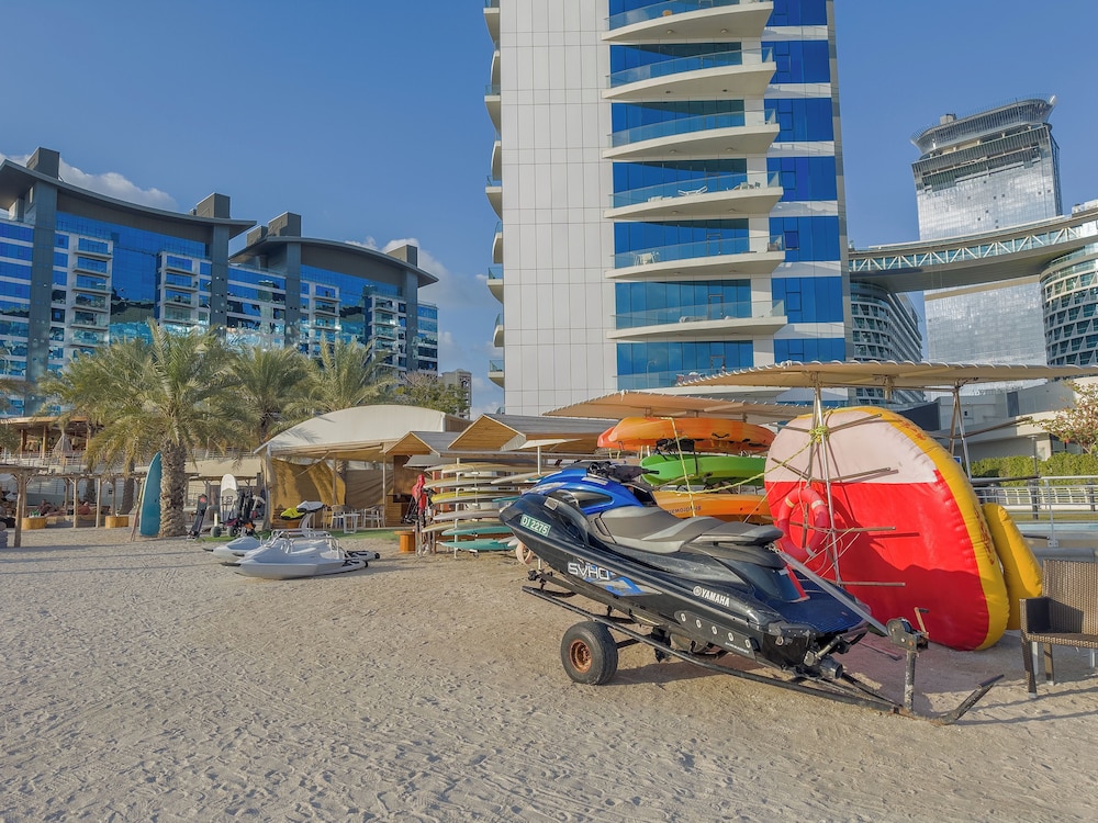 WelHome - Oceanfront Elegance 1BR Apt With Palm Sea Views