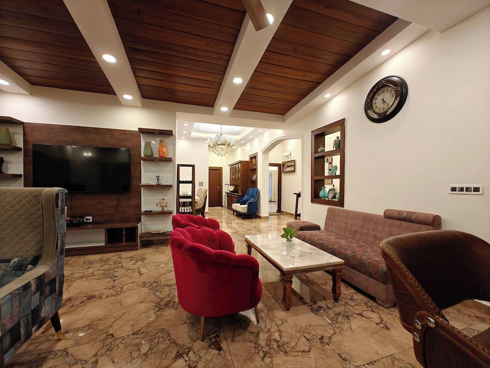 The Paradise - Luxury 3BR Villa Near the Airport in Dehradun