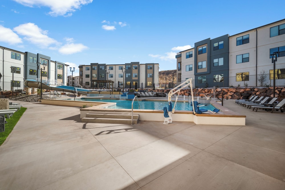Brand New! Desert Cliff Sleeps 20 Guests!