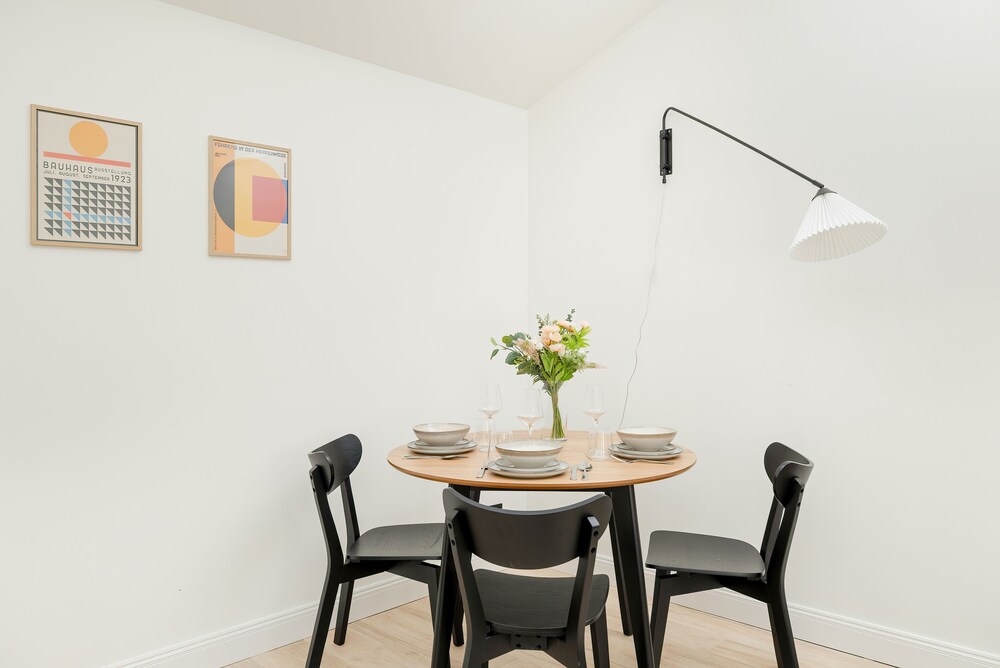 Bright Apartment Poznań by Renters