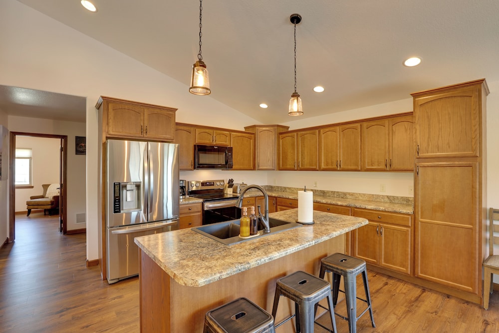 2 Mi to Downtown Sturgis: Quiet Ranch Home w/ View