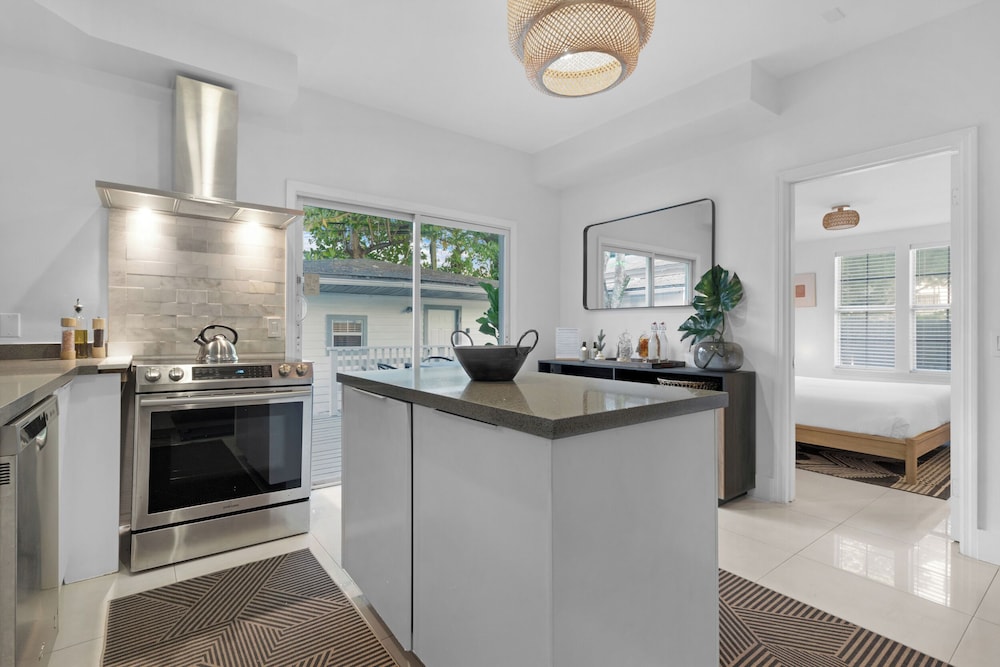 7BD Downtown Oasis Pool