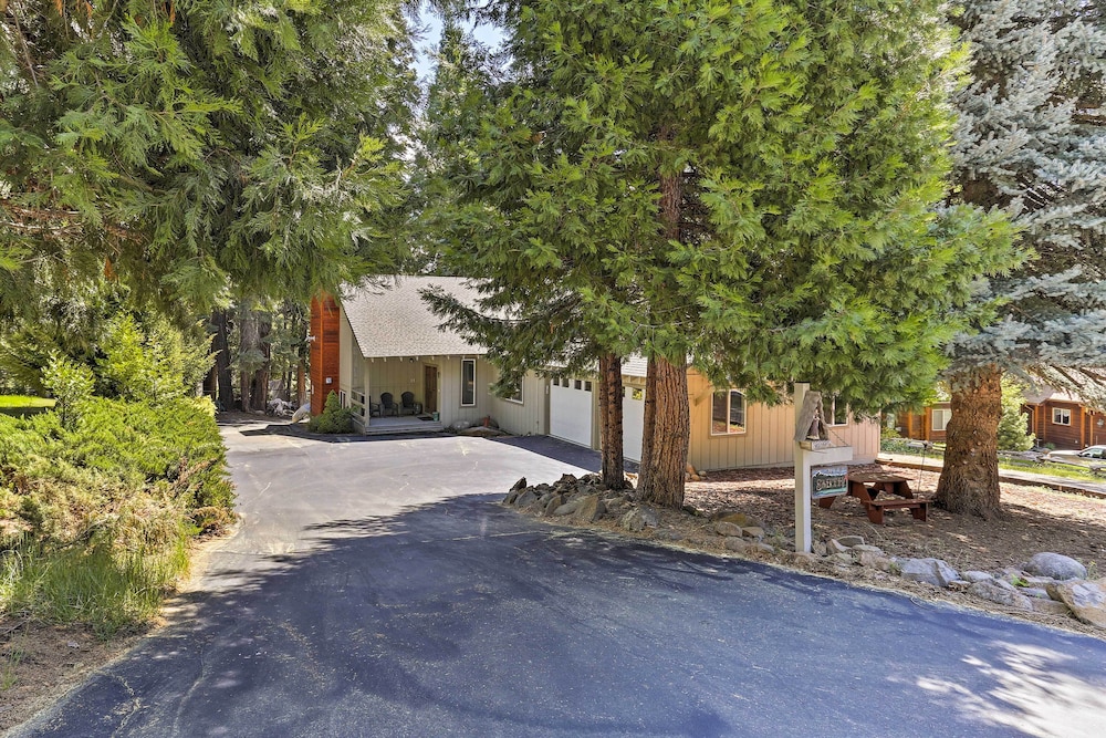 Lake Almanor Country Club Home w/ Views! view 3