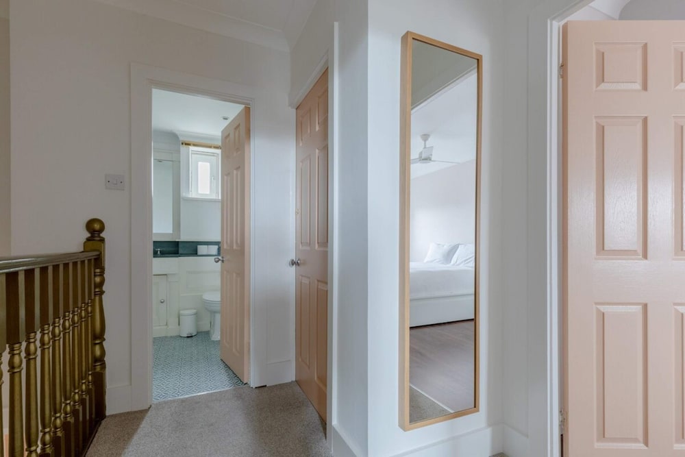 Scandi-style 2BD Maisonette W/garden Brick Lane!